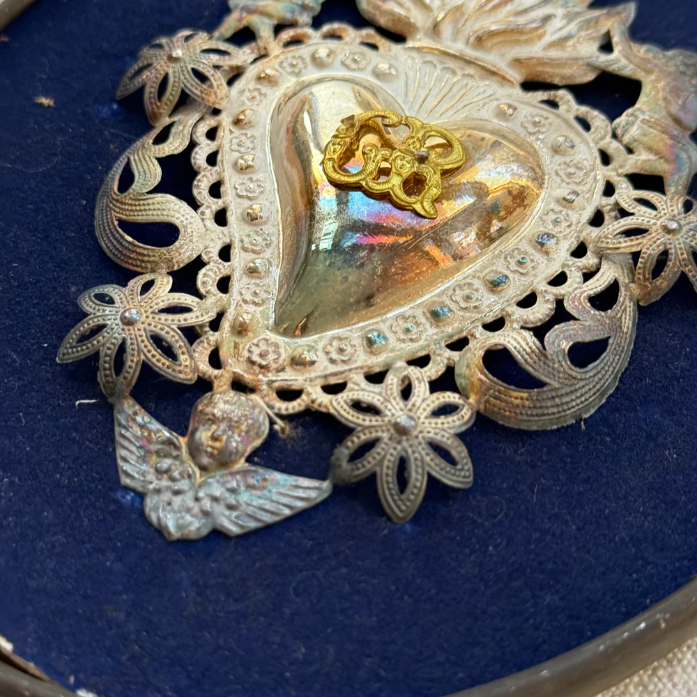19th-century Italian Ex-Voto Sacred Silver Heart in Oval Hanging Case (No. 124) - Image 2
