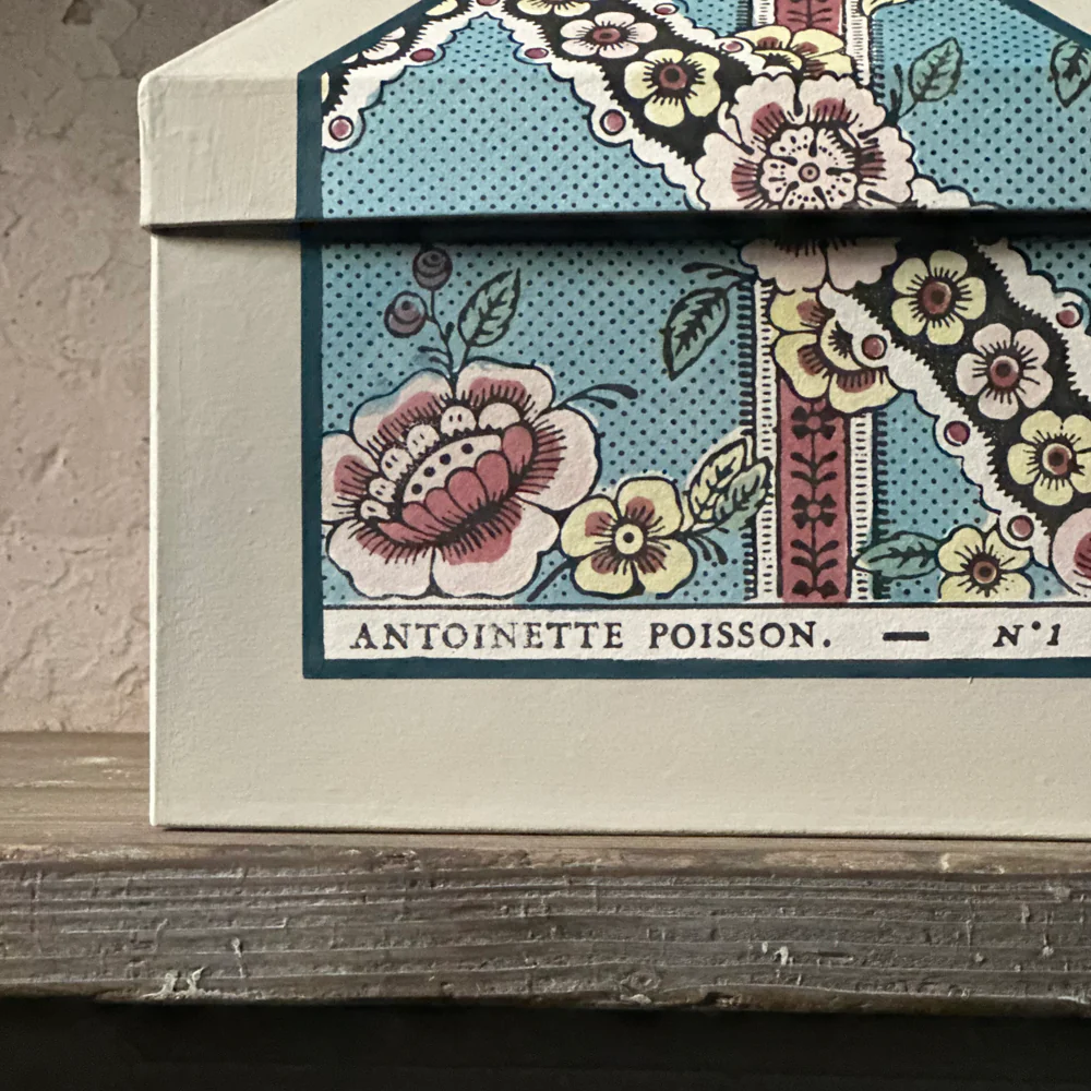 Antoinette Poisson Large Wedding Box in "Guirlandes de Fleur Blue" No. 1A - Image 6