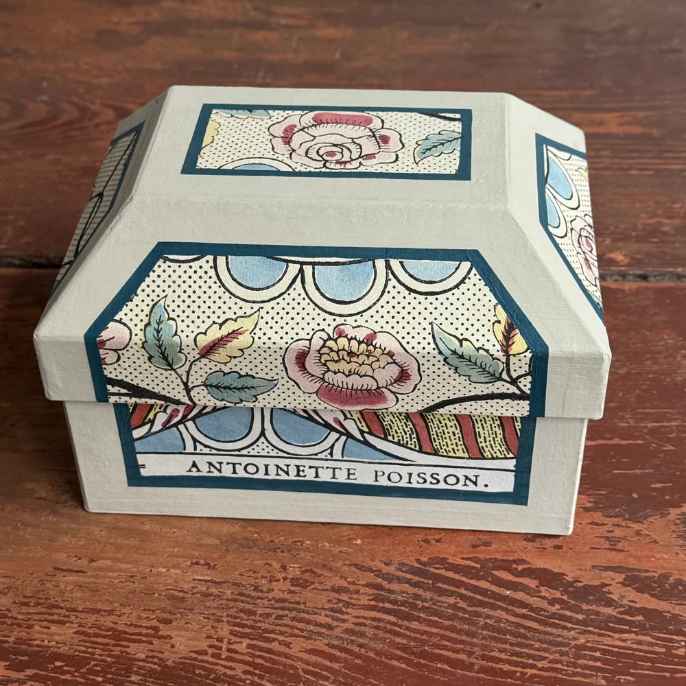 Antoinette Poisson Small Wedding Box in "Guirlands et Festons" No. 15A with Blue Interior - Image 4