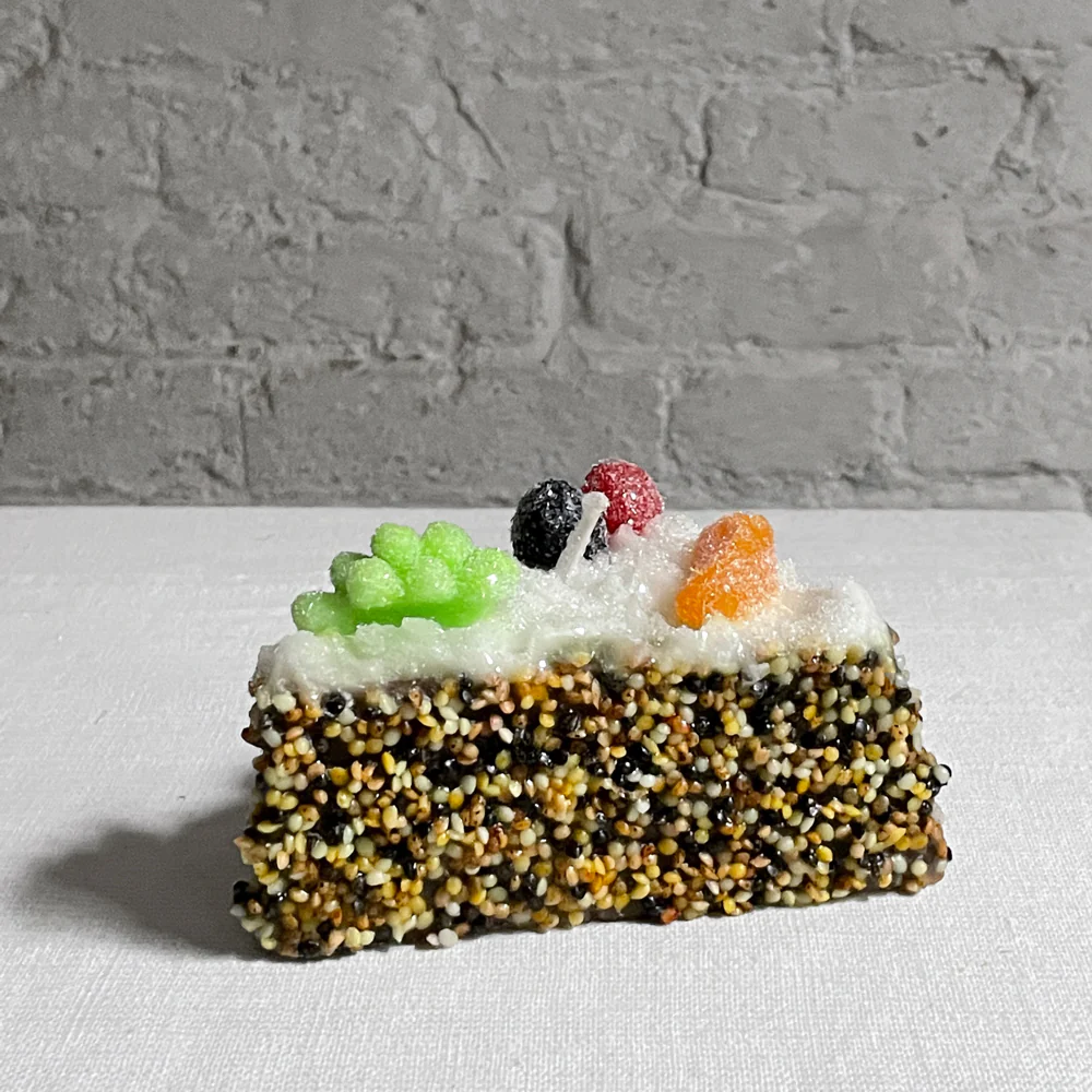 Torta Candita a Fette Chocolate Cake Slice with Fruit Candle