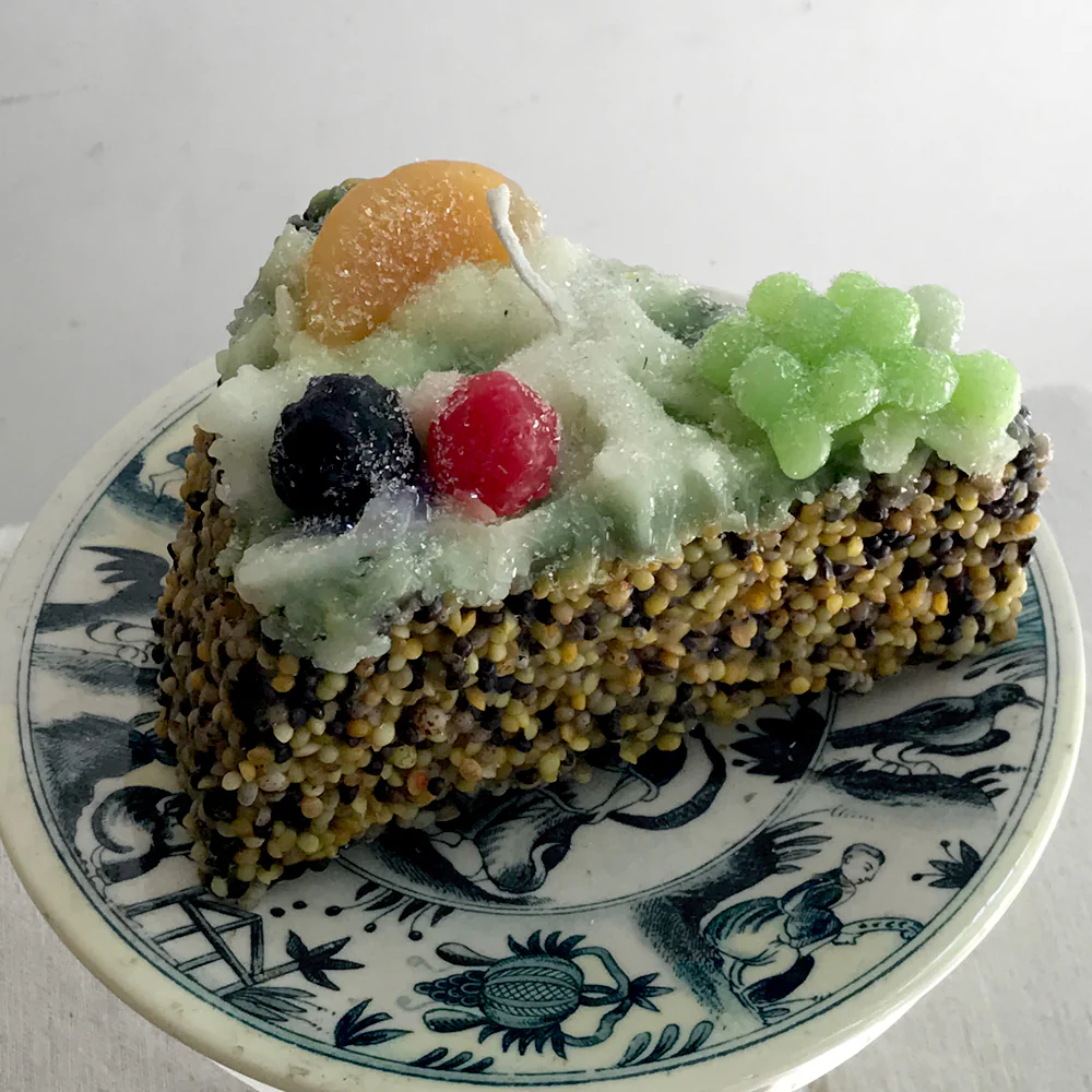 Torta Candita a Fette Chocolate Cake Slice with Fruit Candle - Image 4