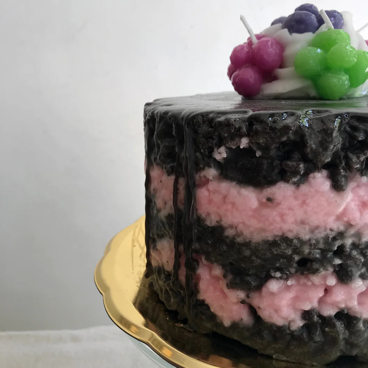Strato di Cioccolato Chocolate Layered Cake Candle with Berries Topping - Image 2