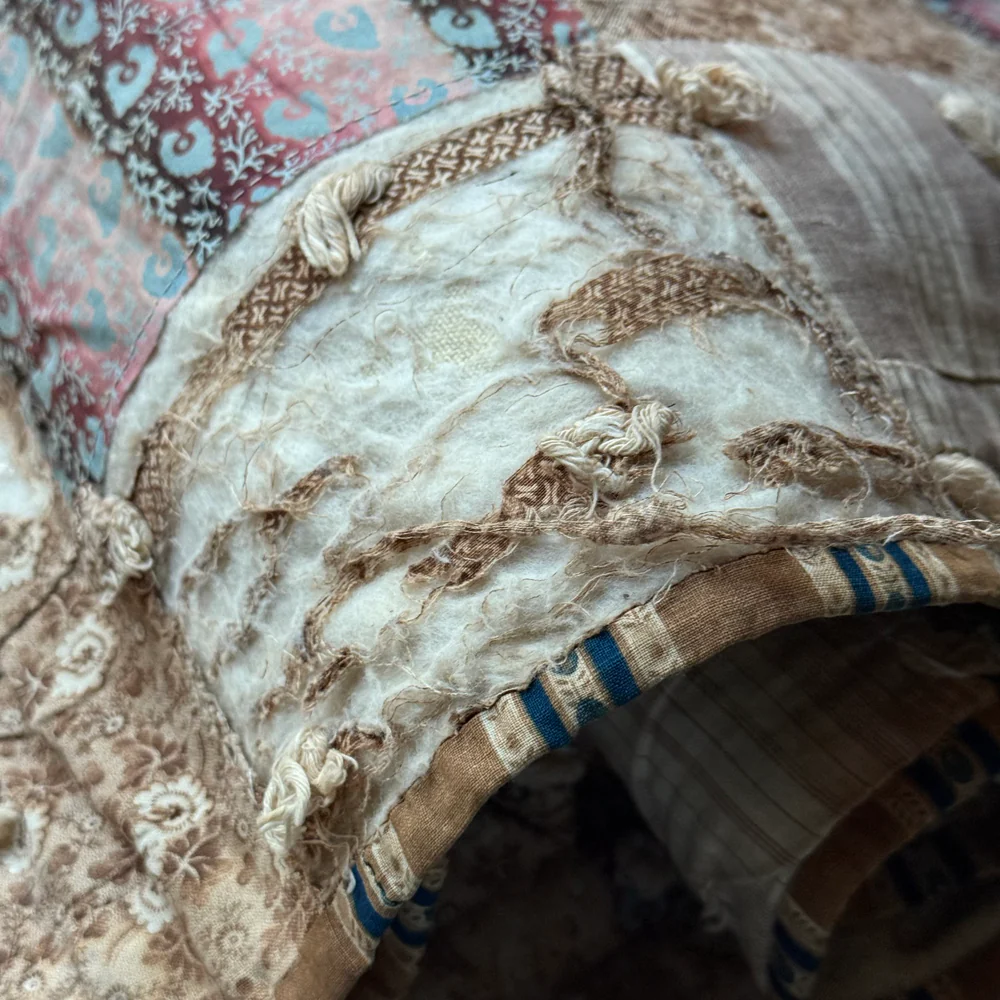 19th-century American Hand-Stitched Quilt - Image 4