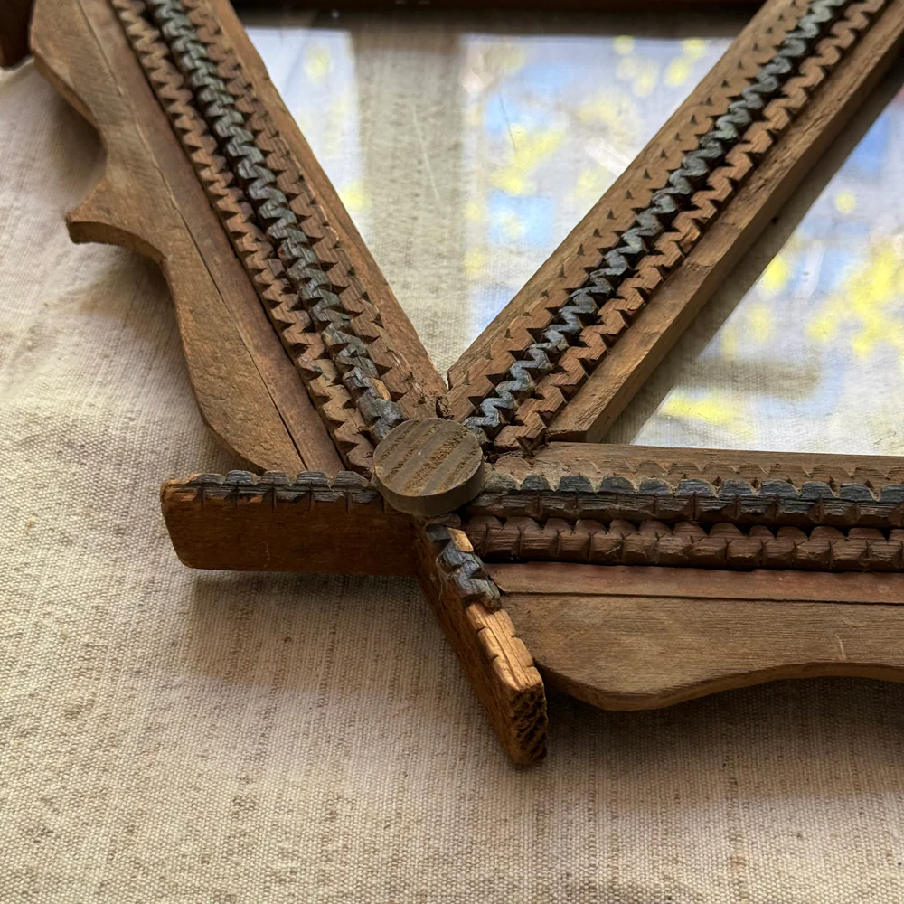 Early 20th-century Hexagonal Tramp Art Frame - Image 2