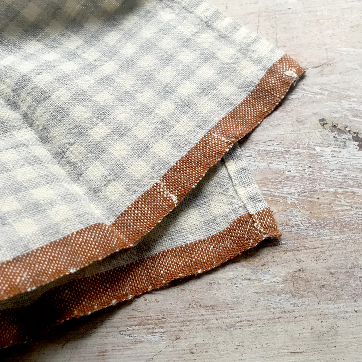 Set of 4 Gingham Napkins in Blue & Cognac - Image 2