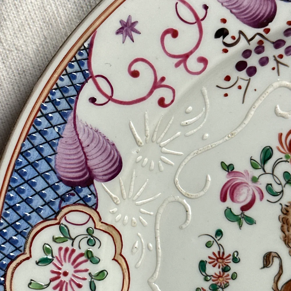 Set of Seven 19th-Century Chinese Export Style Samson of Paris Armorial Dinner Plates - Image 16