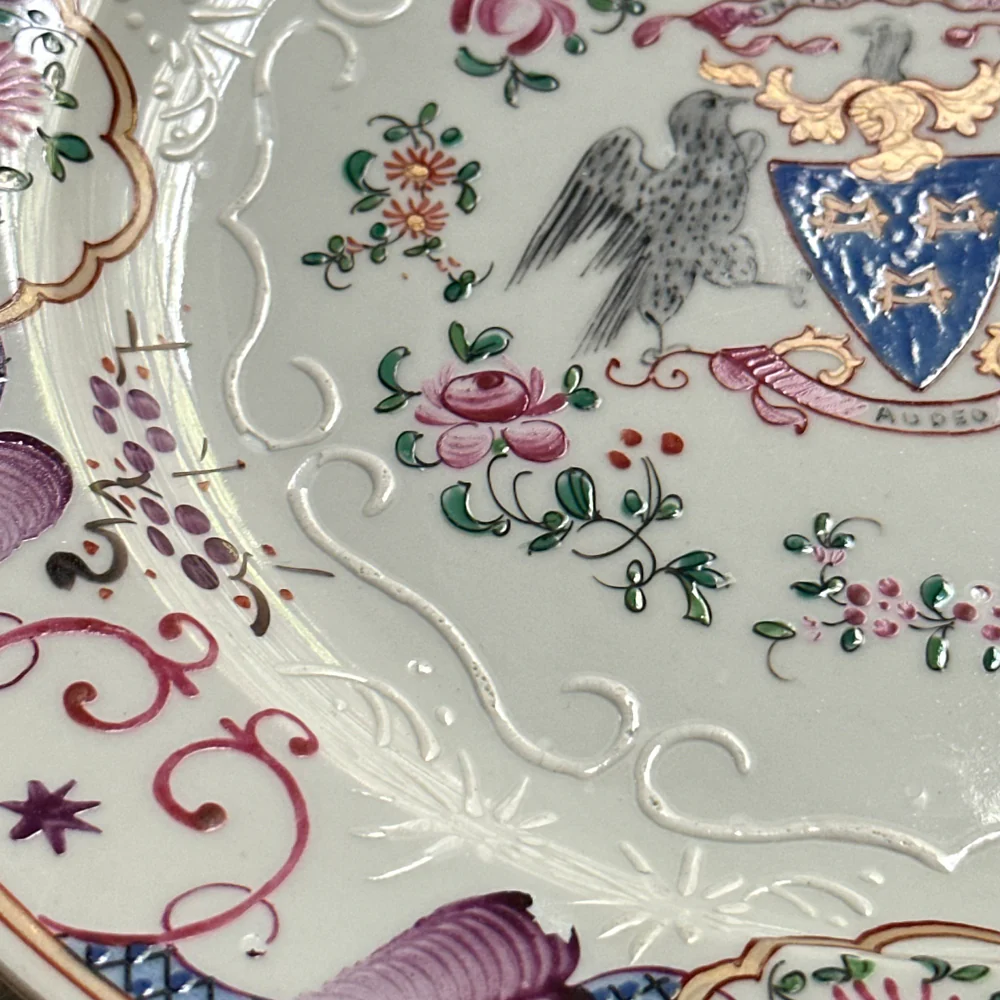 Set of Seven 19th-Century Chinese Export Style Samson of Paris Armorial Dinner Plates - Image 3