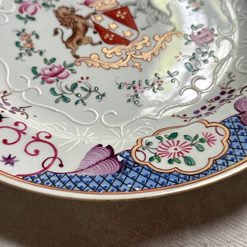 Set of Seven 19th-Century Chinese Export Style Samson of Paris Armorial Dinner Plates - Image 4