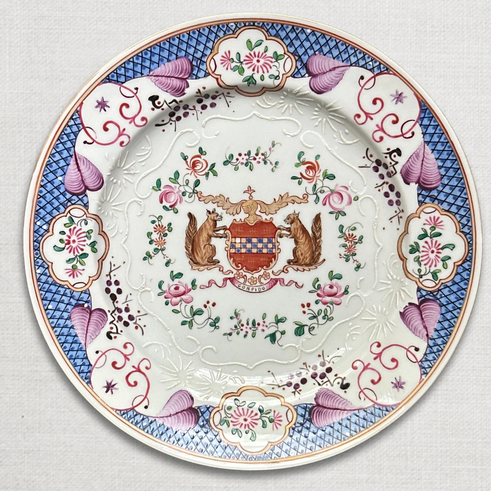 Set of Seven 19th-Century Chinese Export Style Samson of Paris Armorial Dinner Plates - Image 7