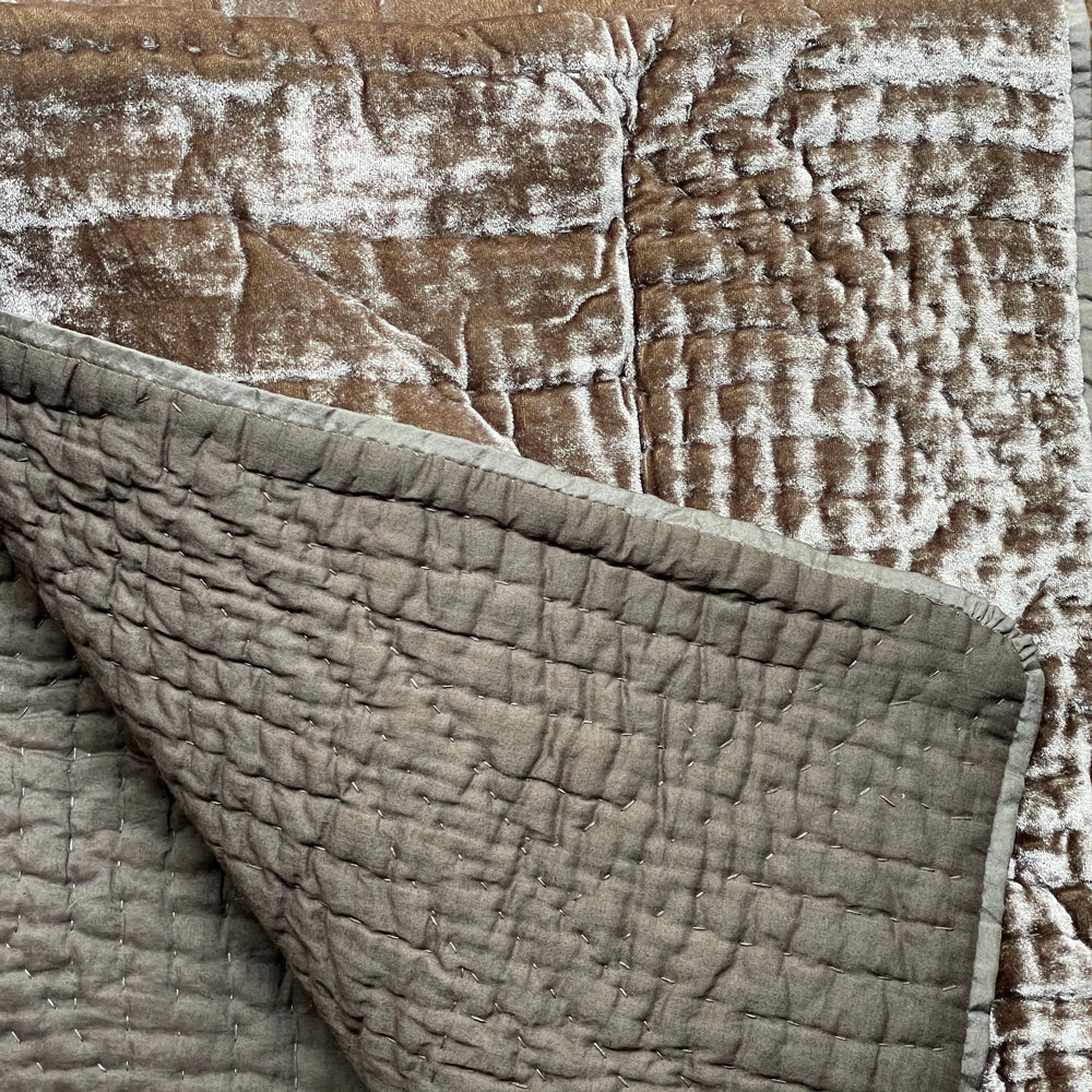 Silk Velvet King Quilt in Smoke - Image 4
