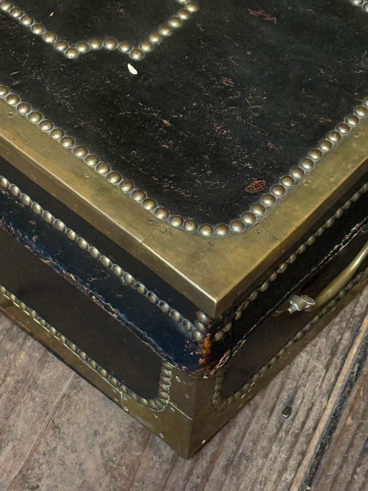 Small 19th-century China Trade Leather Camphor Chest with Gilt Silver Paper Lining (#1) - Image 6