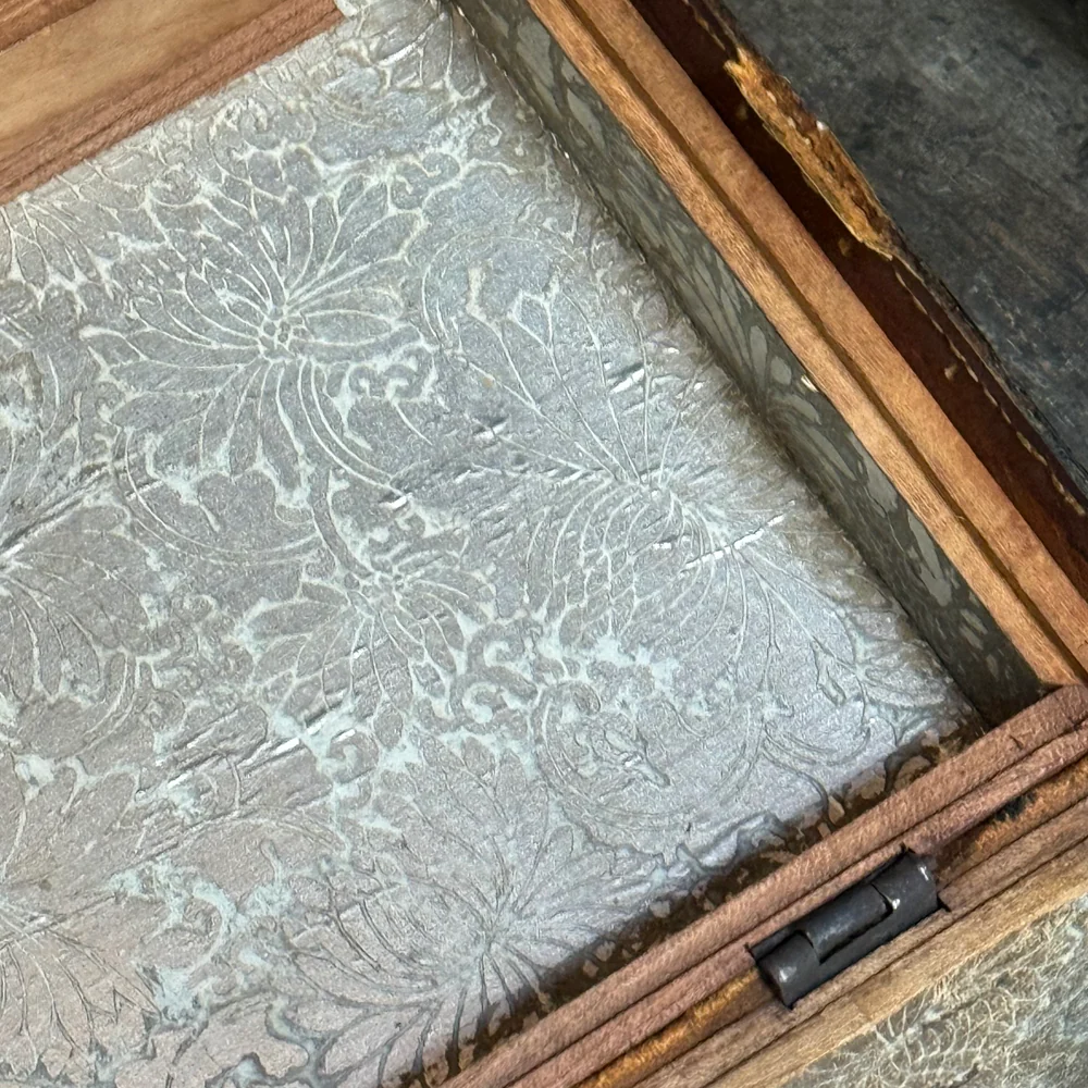Small 19th-century China Trade Leather Camphor Chest with Gilt Silver Paper Lining (#1) - Image 7