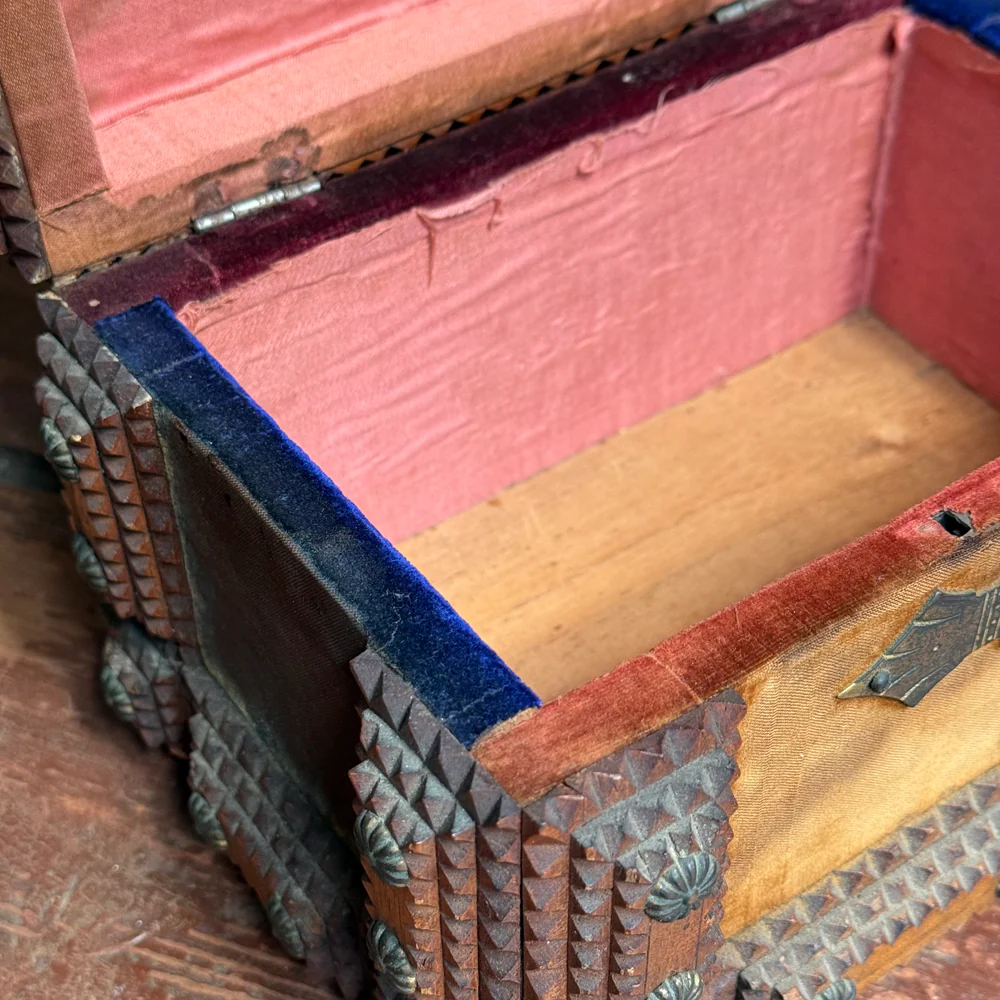 Small 20th-century Tramp Art Box - Image 3