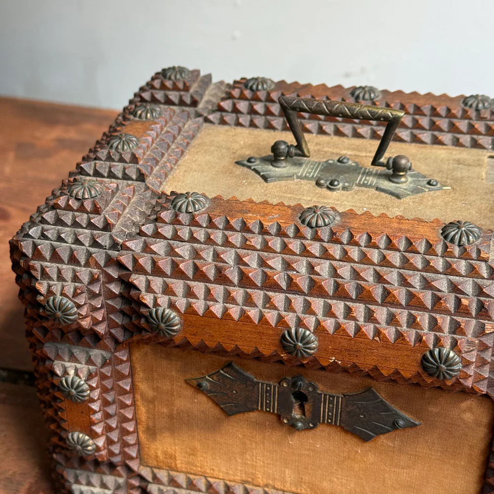 Small 20th-century Tramp Art Box - Image 4
