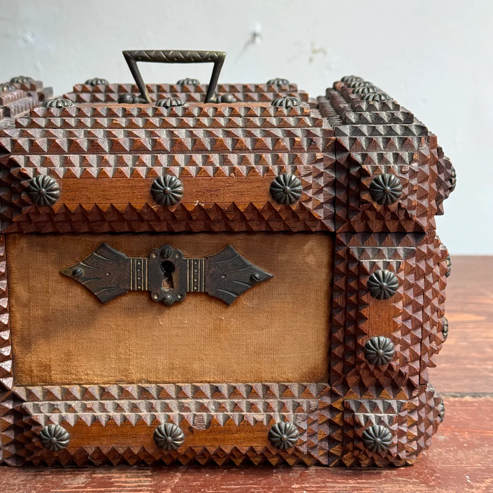 Small 20th-century Tramp Art Box - Image 5