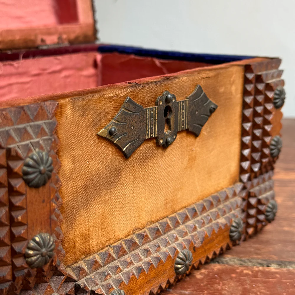 Small 20th-century Tramp Art Box - Image 6