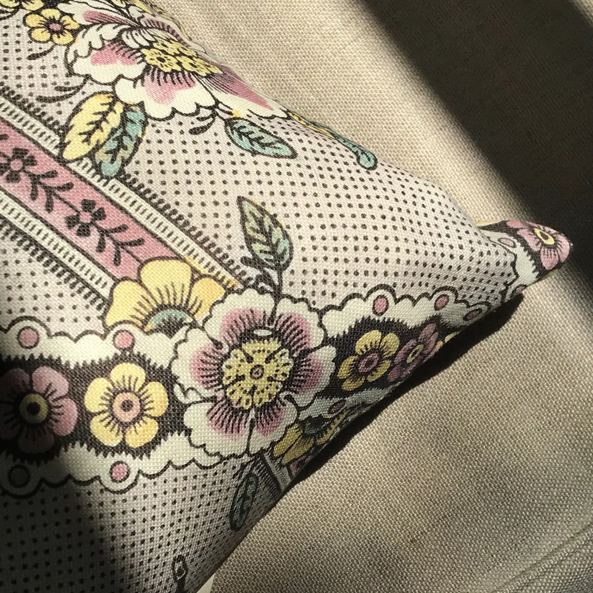 Small Guirlandes de Fleurs Pillow (No. 1B) with Linen Backing - Image 2