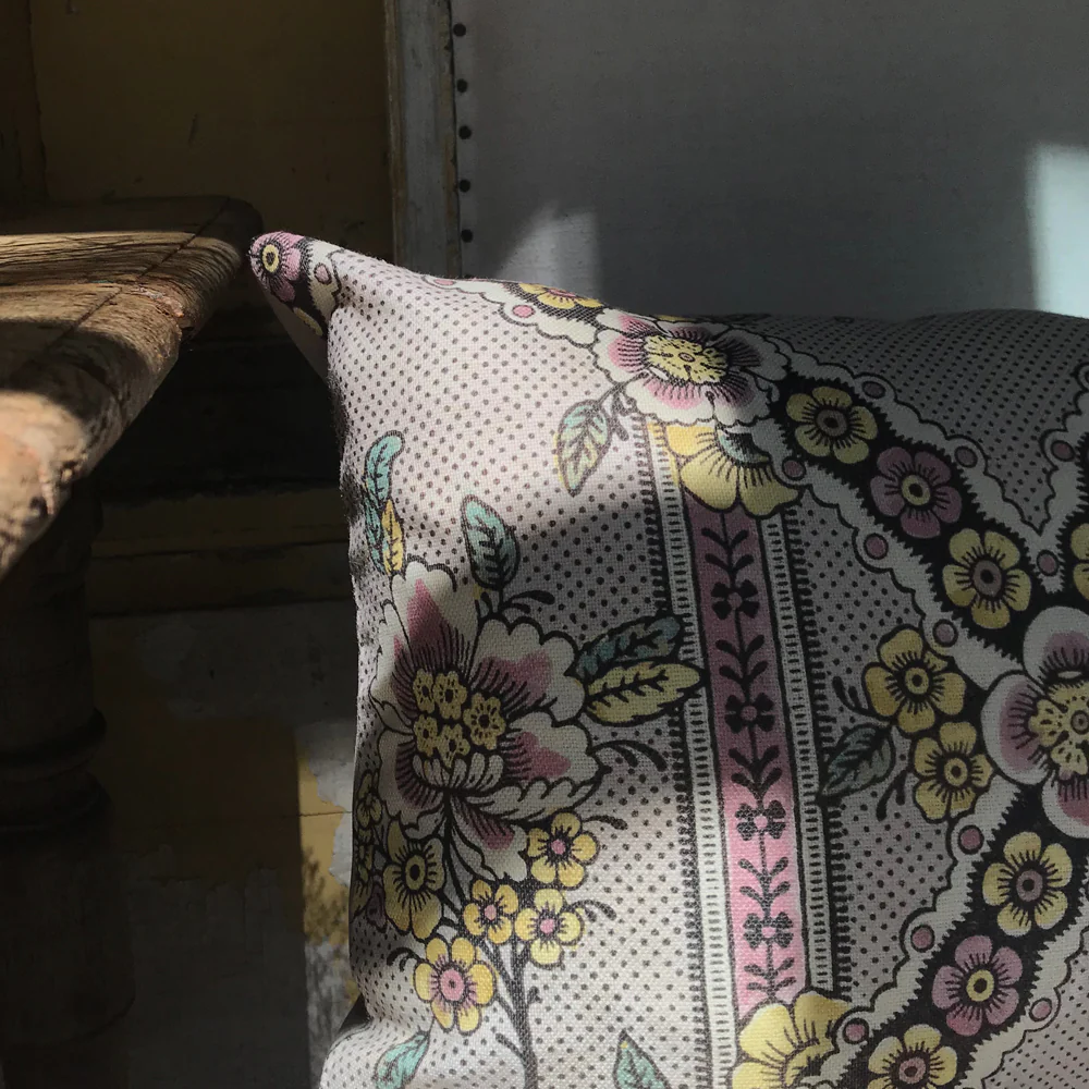 Small Guirlandes de Fleurs Pillow (No. 1B) with Linen Backing - Image 3