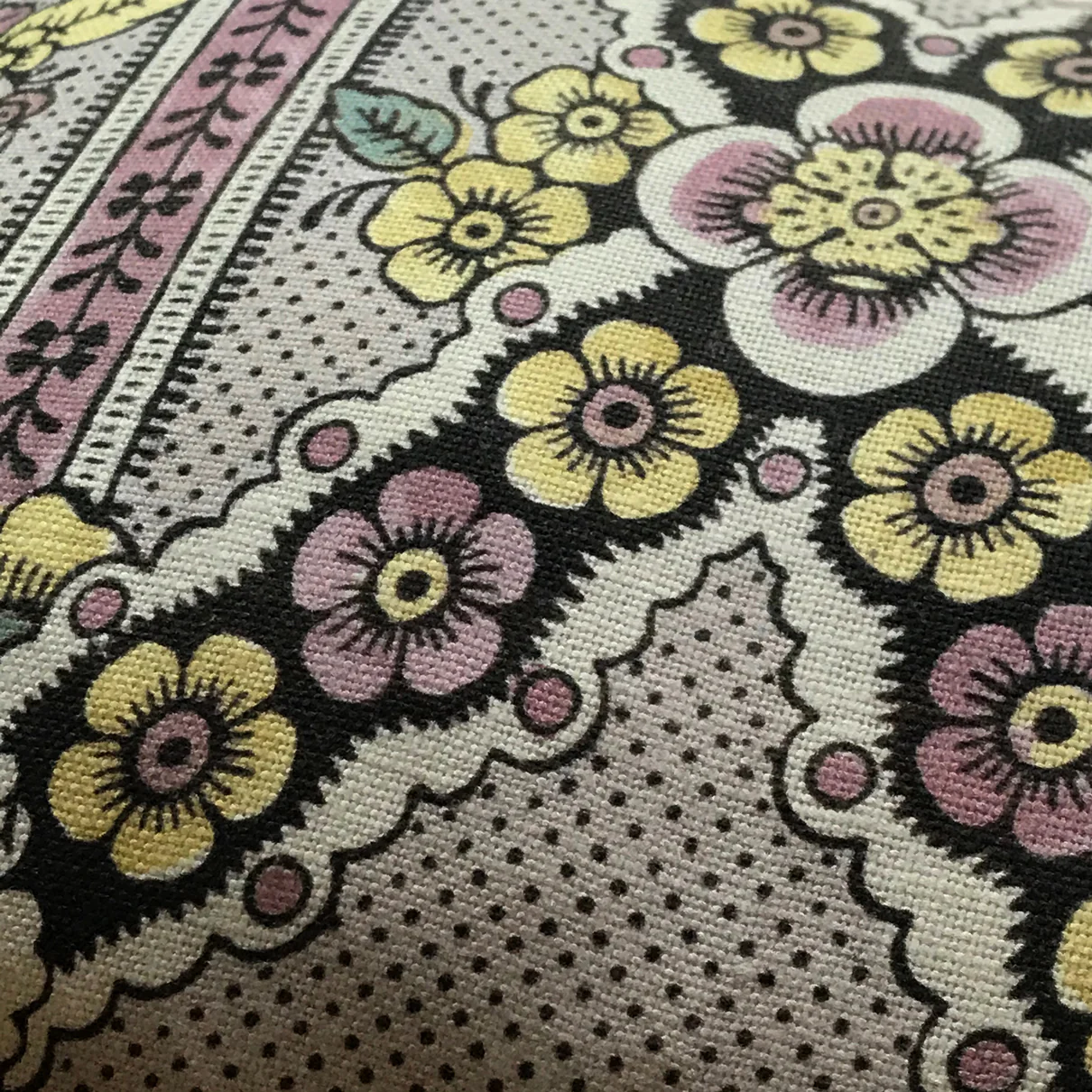 Small Guirlandes de Fleurs Pillow (No. 1B) with Linen Backing - Image 4